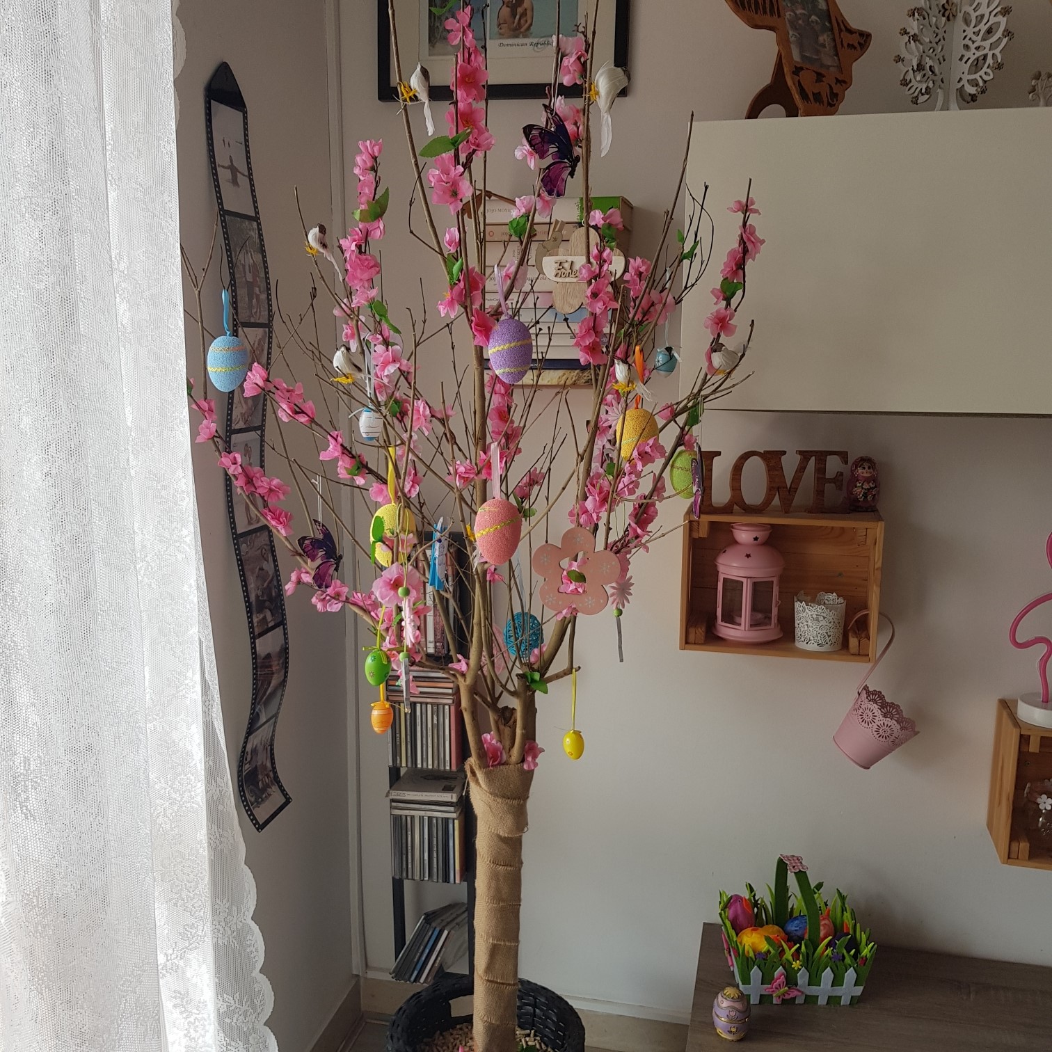 Abracadabra Bari - Conoscete la leggenda dell'albero di Pasqua? Basta  davvero poco per realizzarlo: qualche ramo di pesco e qualche decorazione a  tema pasquale. Il risultato è una bellissima decorazione che porta